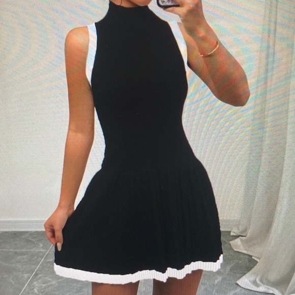 Elegant Black and White Maxi Dress - Picture 3 of 3